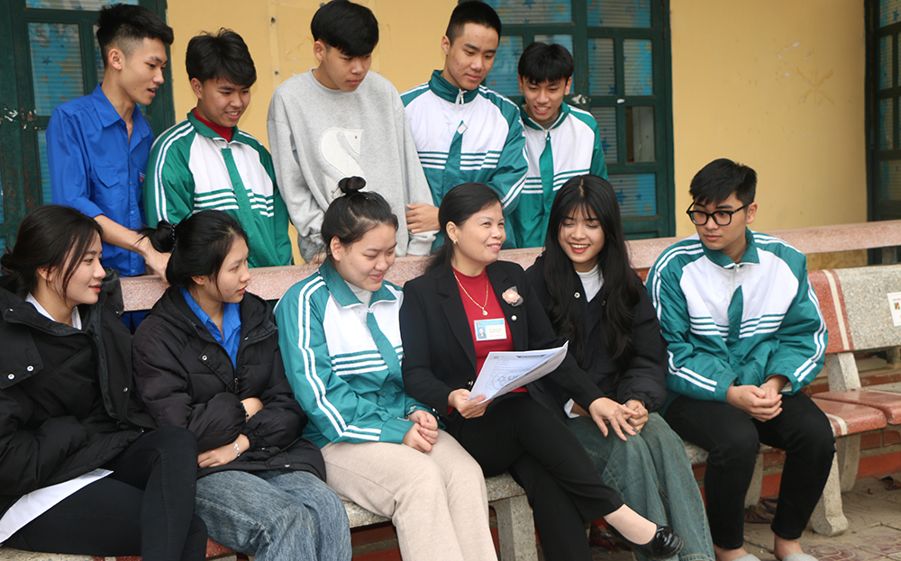 Cô và trò Trường THPT Chu Văn An trao đổi về những nghề nghiệp chủ yếu ở tỉnh cũng như các nhóm nghề tại huyện Văn Yên.